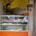 Ma  giunto il momento di visitare il locale. Superato il bancone dove sono esposti alcuni prodotti in vendita...